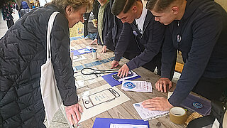 handyhilfe-Kunden-am-Stand